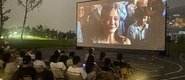 （jj插入逼逼视频转载）成都秋夜“新耍法”：到公园看坝坝电影